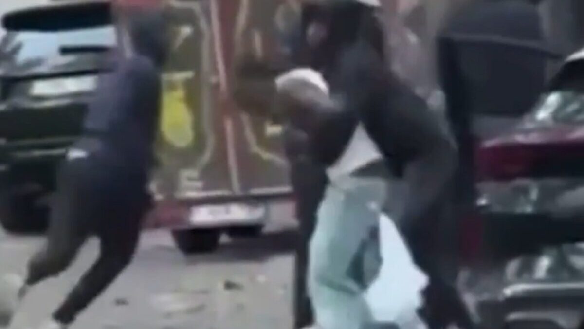 Calciatore aggredito in strada, le immagini della brutale rapina Calciatore aggredito in strada, le immagini della brutale rapina