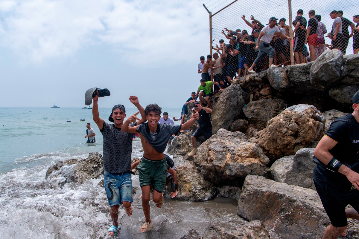 Ceuta, cosa sta succedendo e perché i migranti arrivano a nuoto Ceuta, cosa sta succedendo e perché i migranti arrivano a nuoto