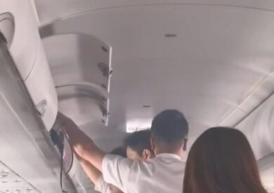 Portatile prende fuoco a bordo dell’aereo: le fiamme e il panico tra i passeggeri- VIDEO
