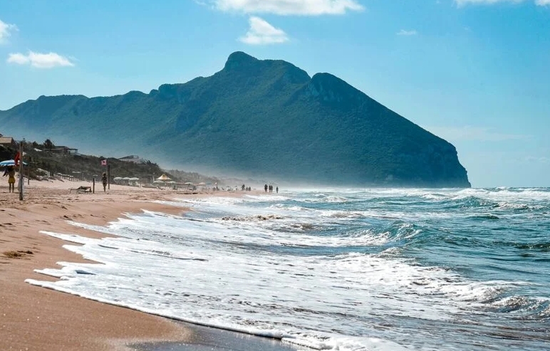 Goletta Verde boccia alcune spiagge del Lazio: il mare resta bellissimo, ma foci e canali fanno paura Goletta Verde boccia alcune spiagge del Lazio: il mare resta bellissimo, ma foci e canali fanno paura