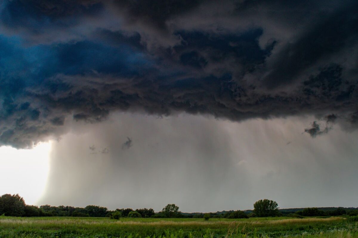 Downburst, cos’è e quando si forma: i rischi per le persone e le zone italiane più esposte ai temporali