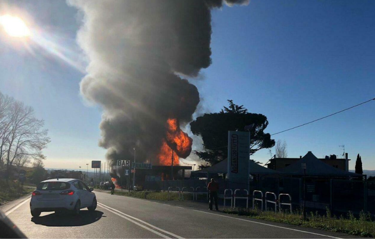 Rieti, ennesima tragica esplosione in una fabbrica di fuochi pirotecnici: due vittime Rieti, ennesima tragica esplosione in una fabbrica di fuochi pirotecnici: due vittime