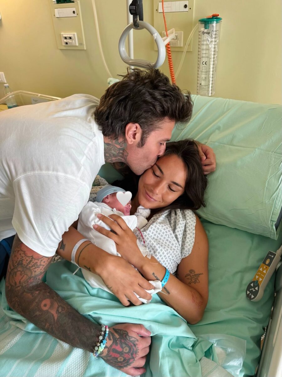 Fedez presenta sui social il figlio con Giulia Honegger: ma nella foto del profilo c’è ancora Chiara Ferragni Fedez presenta sui social il figlio con Giulia Honegger: ma nella foto del profilo c’è ancora Chiara Ferragni
