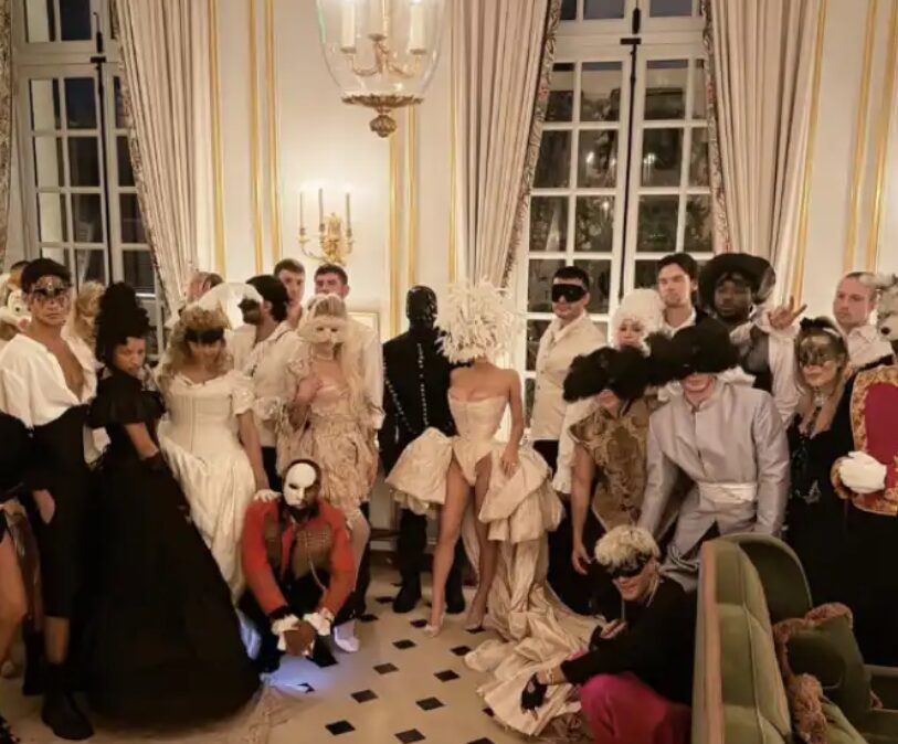 Kanye West, l’ultima follia del rapper: compleanno in maschera a Versailles. Costi monstre: ecco quanto ha speso per la festa