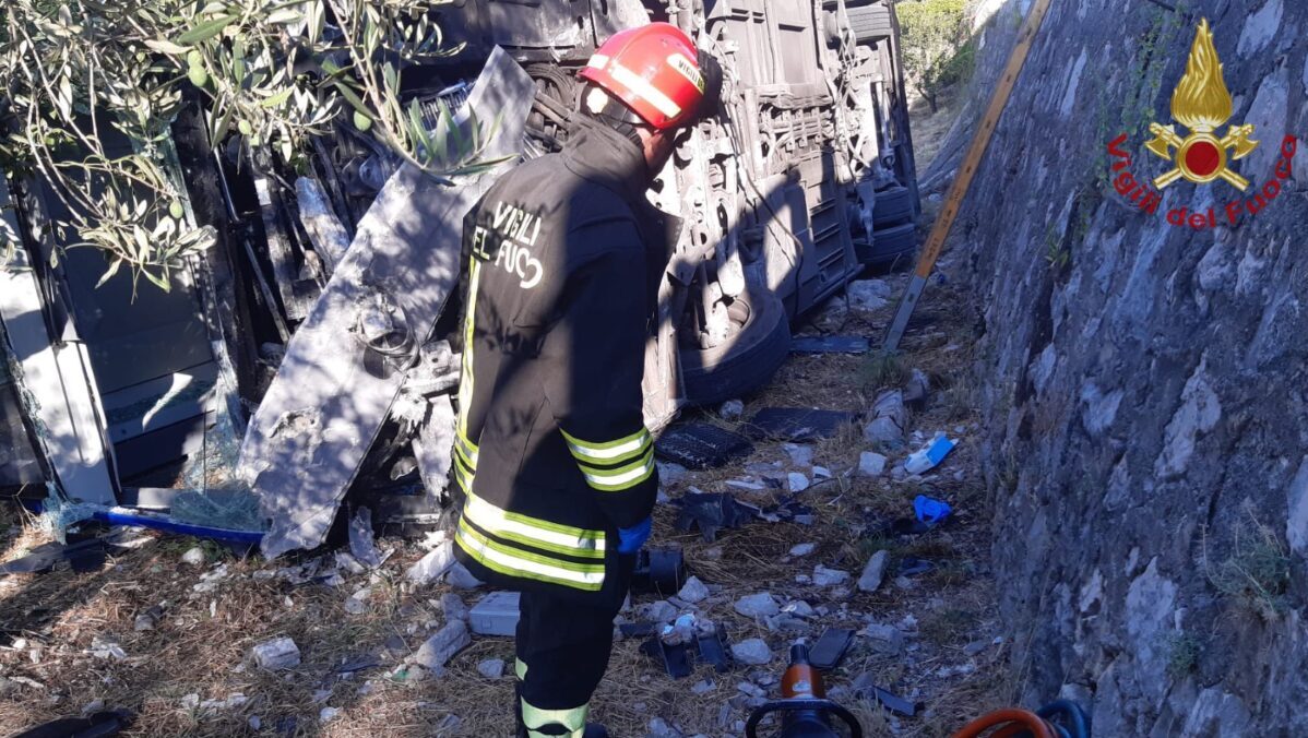 Autobus fuori strada, un morto e due feriti a Formia. Ipotesi malore dell’autista