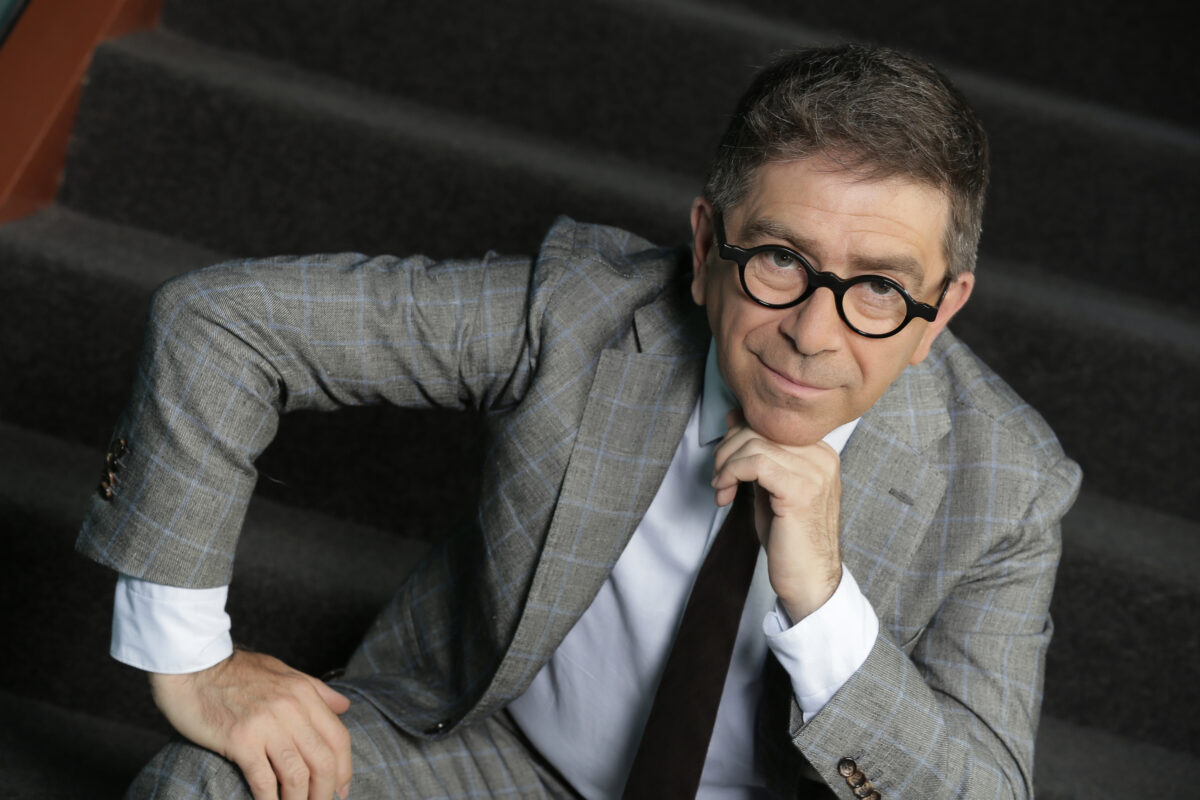 “Come un vecchio ritornello che nessuno canta più”. Pino Strabioli: problema italiano non coltivare la memoria, dimenticare è un crimine – INTERVISTA ESCLUSIVA