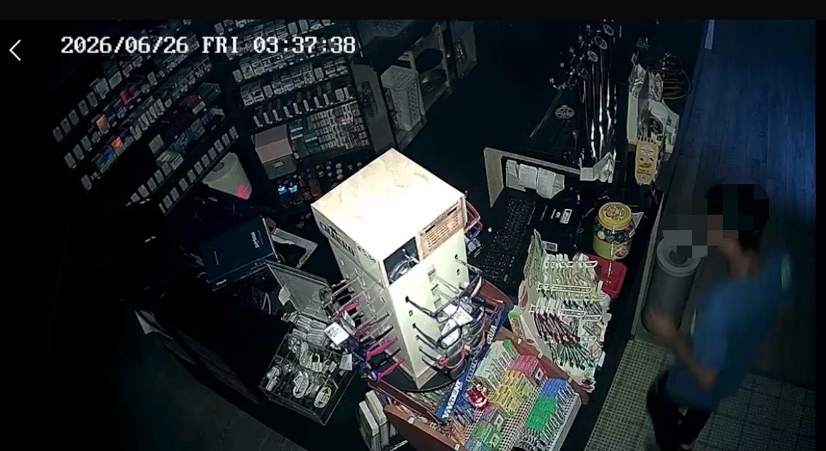 Furto di notte in pizzeria, il titolare pubblica le foto e denuncia: “Sale la voglia di difendersi da soli” Furto di notte in pizzeria, il titolare pubblica le foto e denuncia: “Sale la voglia di difendersi da soli”