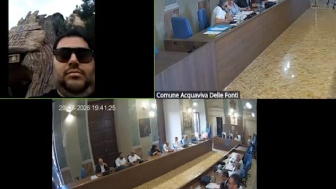 Consigliere comunale si collega alla seduta da Gardaland, il video che ha già fatto il giro del web