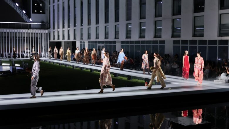 Momonì punta sull’Asia: a Shenzhen sfila la Spring Summer 2027 tra seta, artigianalità e visione internazionale