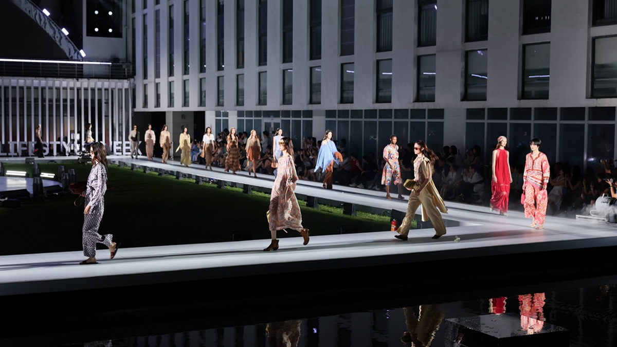 Momonì punta sull’Asia: a Shenzhen sfila la Spring Summer 2027 tra seta, artigianalità e visione internazionale Momonì punta sull’Asia: a Shenzhen sfila la Spring Summer 2027 tra seta, artigianalità e visione internazionale