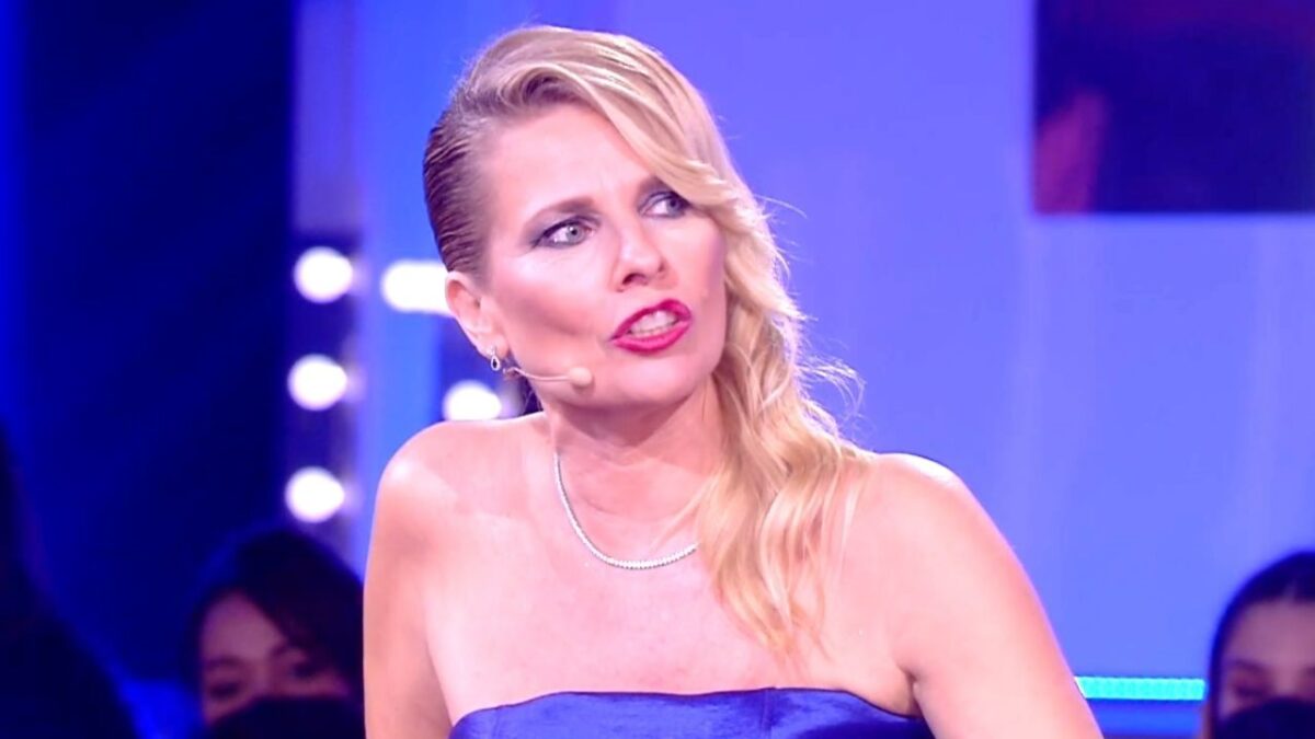 Tra tormentoni, ombrelloni e gonfiabili Laura Freddi punta dritta al cuore dell’estate – INTERVISTA Tra tormentoni, ombrelloni e gonfiabili Laura Freddi punta dritta al cuore dell’estate – INTERVISTA