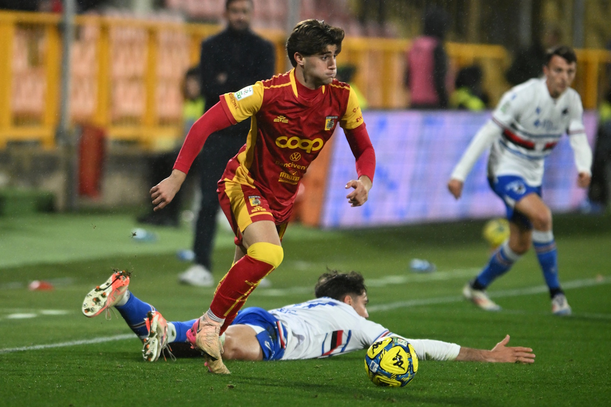 Como pigliatutto, dopo Liberali si inserisce nelle trattative di Milan e Inter per la difesa: milanesi spiazzate