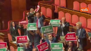 “No allo spacca Italia”, protesta opposizioni con cartelli al Senato contro Autonomia differenziata