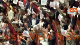Bagarre in Aula prima del voto su legge elettorale, i cartelli delle opposizioni “Meloni ha fallito”