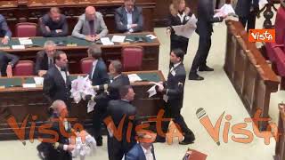 Magi espone enorme scheda elettorale con scritto ‘Il tuo voto non conta’ alla Camera