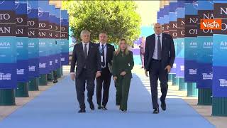 Meloni arriva a vertice Nato di Ankara con Tajani e Crosetto. La premier ha scelto un completo verde