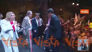 Il campo largo si riunisce a Napoli, l’abbraccio di Bonelli, Conte, Fratoianni e Schelin sul palco