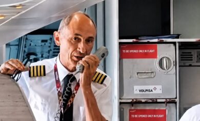 Caos sul volo Napoli-Mykonos, le minacce del comandante ai passeggeri molesti: “Uno è sceso, ora a chi tocca?”- VIDEO