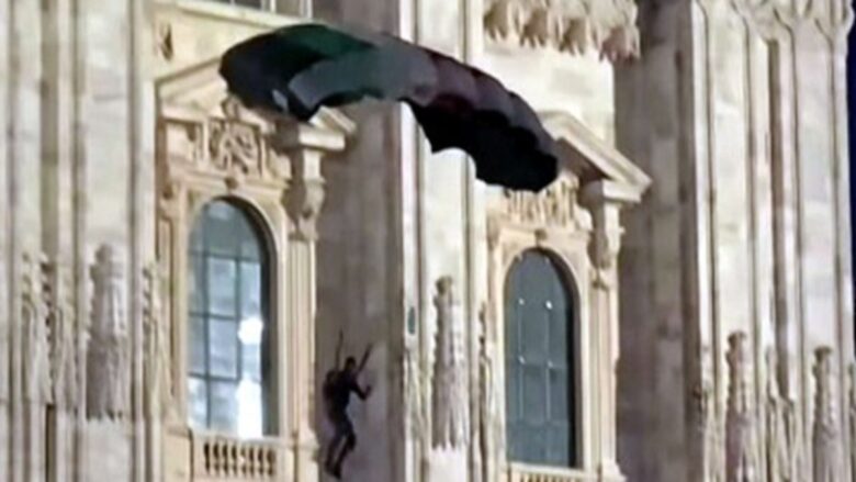 Milano, si getta all’alba dal Duomo con un paracadute con i colori della Palestina