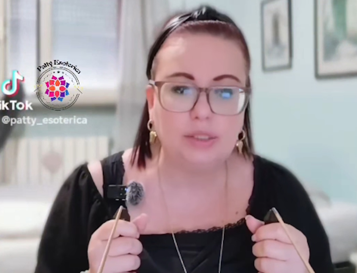 Chi è Patty Esoterica: la creator che fa domande assurde agli spiriti e diventata virale con il tormentone “non esattamente” Chi è Patty Esoterica: la creator che fa domande assurde agli spiriti e diventata virale con il tormentone “non esattamente”