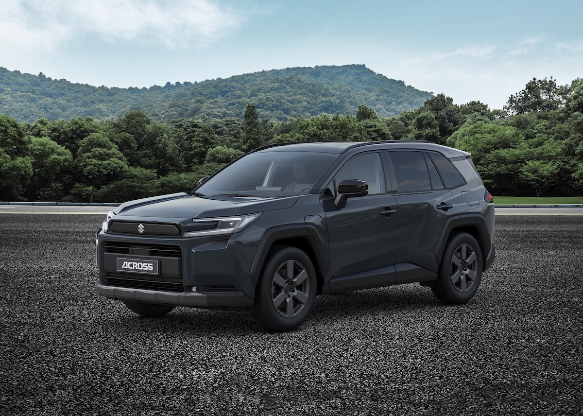Suzuki Across 2026, la nuova ammiraglia plug-in sfida i grandi SUV Suzuki Across 2026, la nuova ammiraglia plug-in sfida i grandi SUV