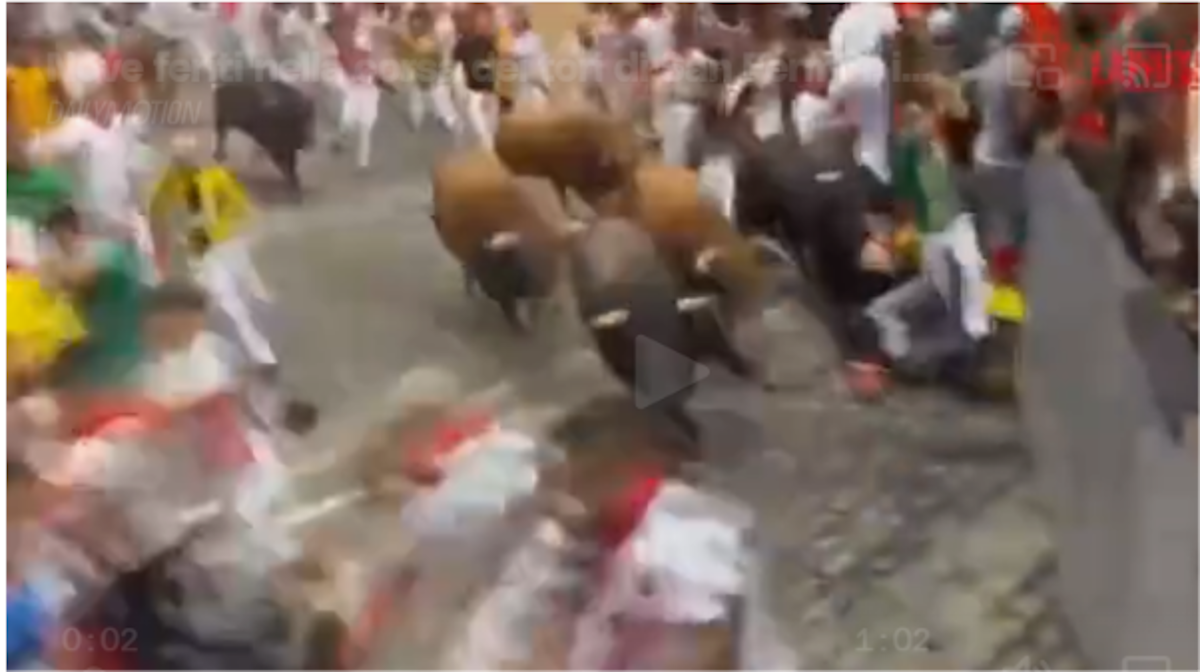 Pamplona, la festa finisce male: i tori travolgono la folla. Nove feriti. Il video