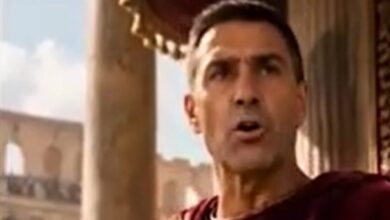 Giulio Cesare? No, è il Generale Vannacci. Il video con l’IA di Schlein e Conte giustiziati