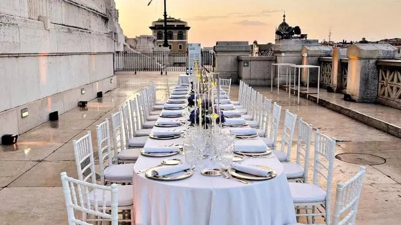 Metti una sera a cena… all’Altare della Patria, tra mise eleganti e polemiche incandescenti Metti una sera a cena… all’Altare della Patria, tra mise eleganti e polemiche incandescenti