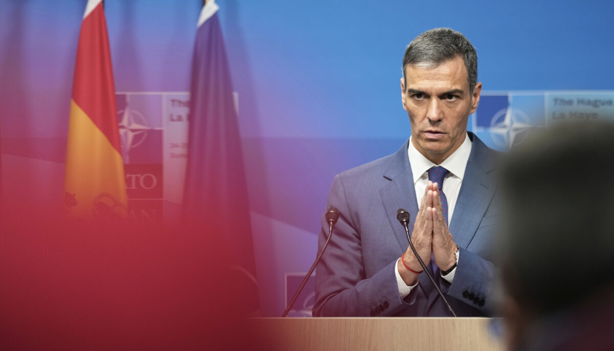 Sánchez, il rivale Feijóo conta fino a 7: la maggioranza impossibile che può cambiare la Spagna Sánchez, il rivale Feijóo conta fino a 7: la maggioranza impossibile che può cambiare la Spagna