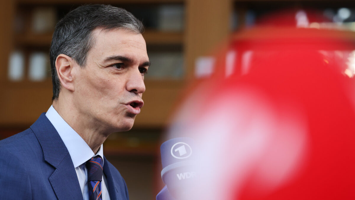 Ceuta, la Spagna si incarta sui migranti e chiede soldi all’Ue: l’enclave in affanno soffoca Sánchez Ceuta, la Spagna si incarta sui migranti e chiede soldi all’Ue: l’enclave in affanno soffoca Sánchez