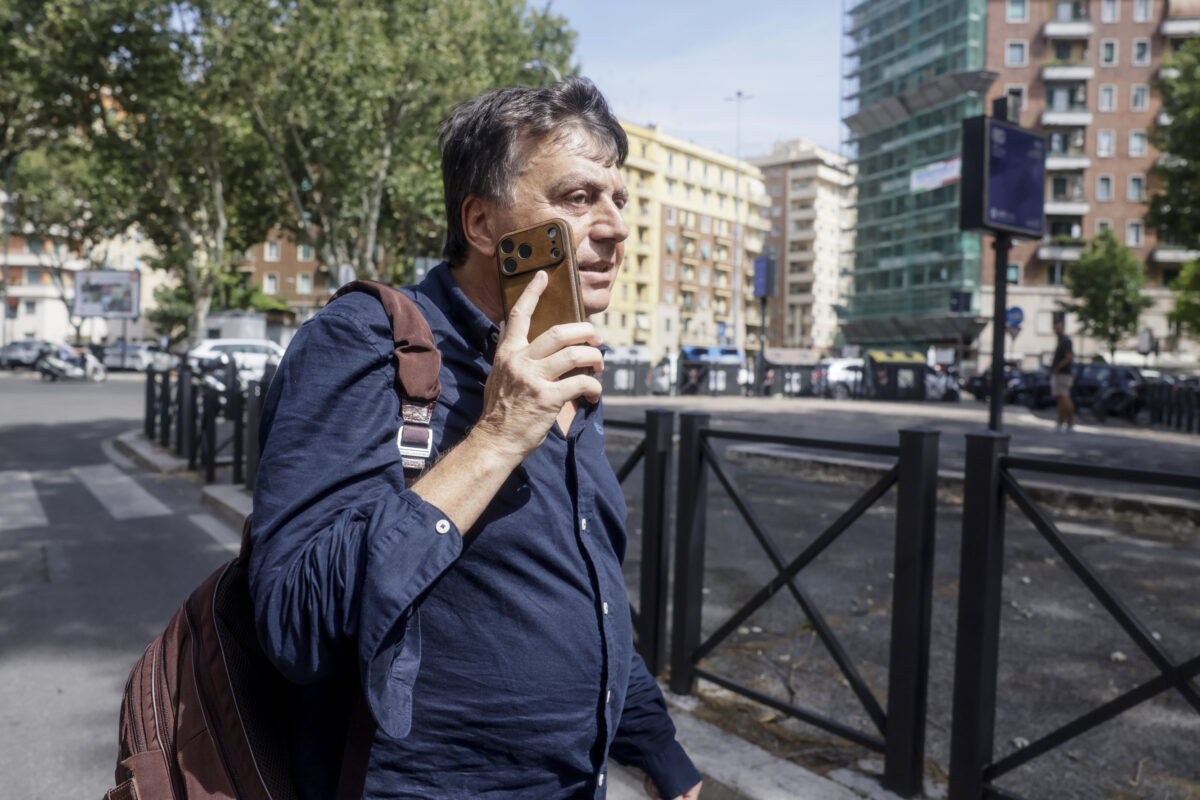 Lavitola e quella strana telefonata: “Ranucci? Se mi difende sarà come Berlusconi”. Poi il dubbio: “Dovrò attaccare un fratello?” Lavitola e quella strana telefonata: “Ranucci? Se mi difende sarà come Berlusconi”. Poi il dubbio: “Dovrò attaccare un fratello?”