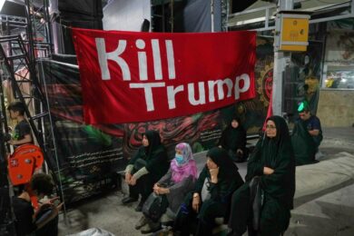 Guerra in Iran, Teheran e l’Oman trattano la riapertura di Hormuz senza coinvolgere gli Usa. Esplosioni nello stretto- LIVE