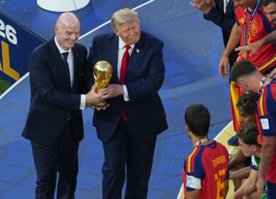 Fifa, il pasticcio dei mondiali ai privati. Infantino si scusa e salva (per ora) la poltrona. Figo attacca: “Deve andare via subito”