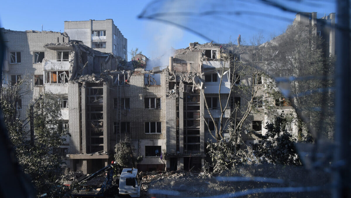 Notte di bombe su Kiev: 9 morti e almeno 28 feriti nell’attacco missilistico russo. L’Ucraina chiede uno scudo aereo Notte di bombe su Kiev: 9 morti e almeno 28 feriti nell’attacco missilistico russo. L’Ucraina chiede uno scudo aereo