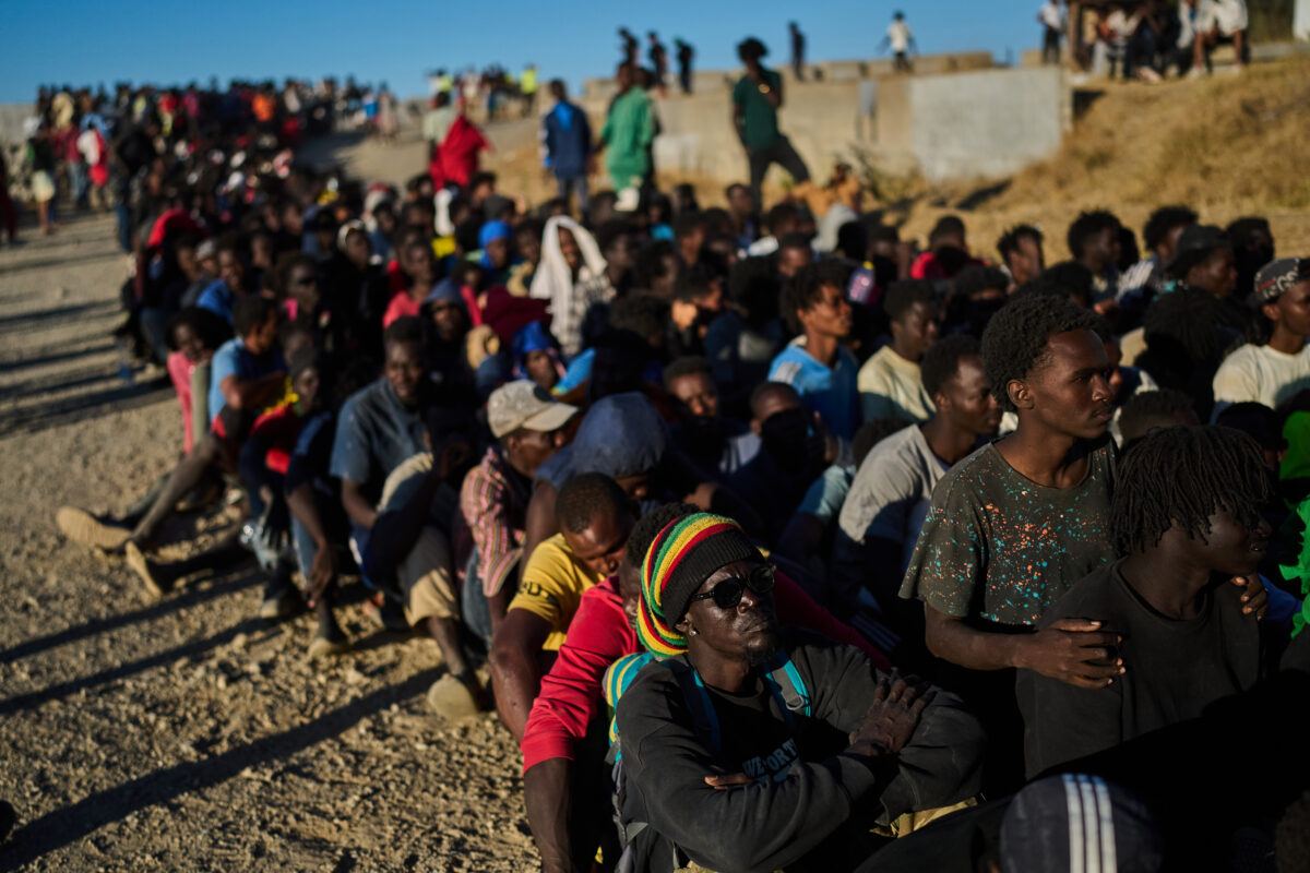 Ceuta, è ancora delirio alla frontiera. E spuntano sei denunce per aggressioni sessuali ai danni dei migranti sbarcati in massa il 30 luglio