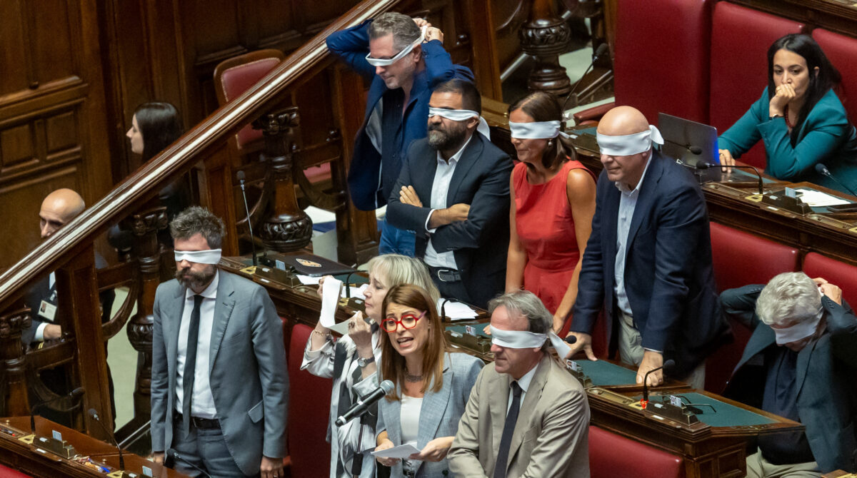 Delmastro, la maggioranza fa muro e blinda le chat con Caroccia. Alla Camera è teatro tra bende sugli occhi e telefoni al vento, cosa succede ora Delmastro, la maggioranza fa muro e blinda le chat con Caroccia. Alla Camera è teatro tra bende sugli occhi e telefoni al vento, cosa succede ora