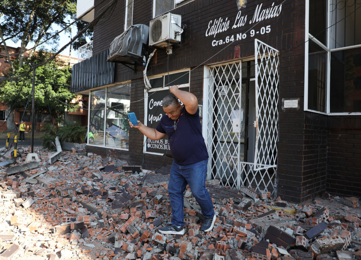 Terremoto in Colombia, il crollo di interi palazzi e il panico generale. VIDEO Terremoto in Colombia, il crollo di interi palazzi e il panico generale. VIDEO