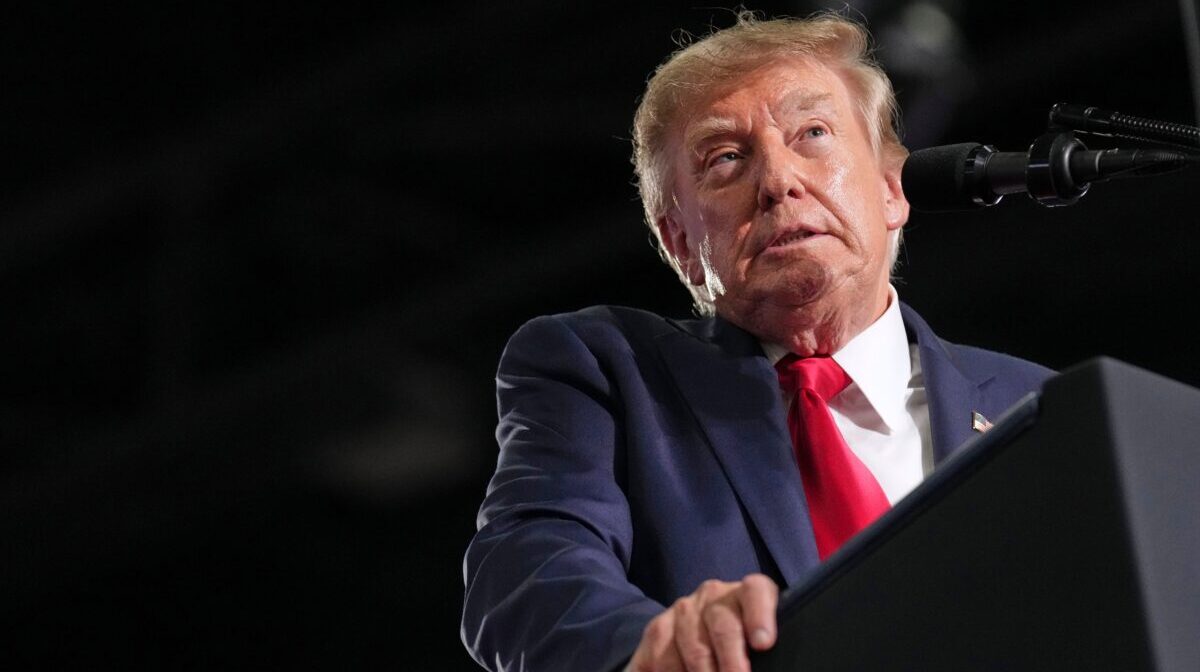 Migranti, l’America si blinda: Trump congela i visti per immigrare e prepara una nuova stretta per chi vuole entrare negli Usa Migranti, l’America si blinda: Trump congela i visti per immigrare e prepara una nuova stretta per chi vuole entrare negli Usa