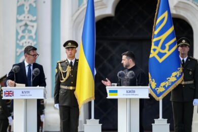 Regno Unito e Francia autorizzano Kiev a produrre missili da crociera, ira di Putin. Al via il vertice dei Volenterosi, Meloni collegata da P. Chigi