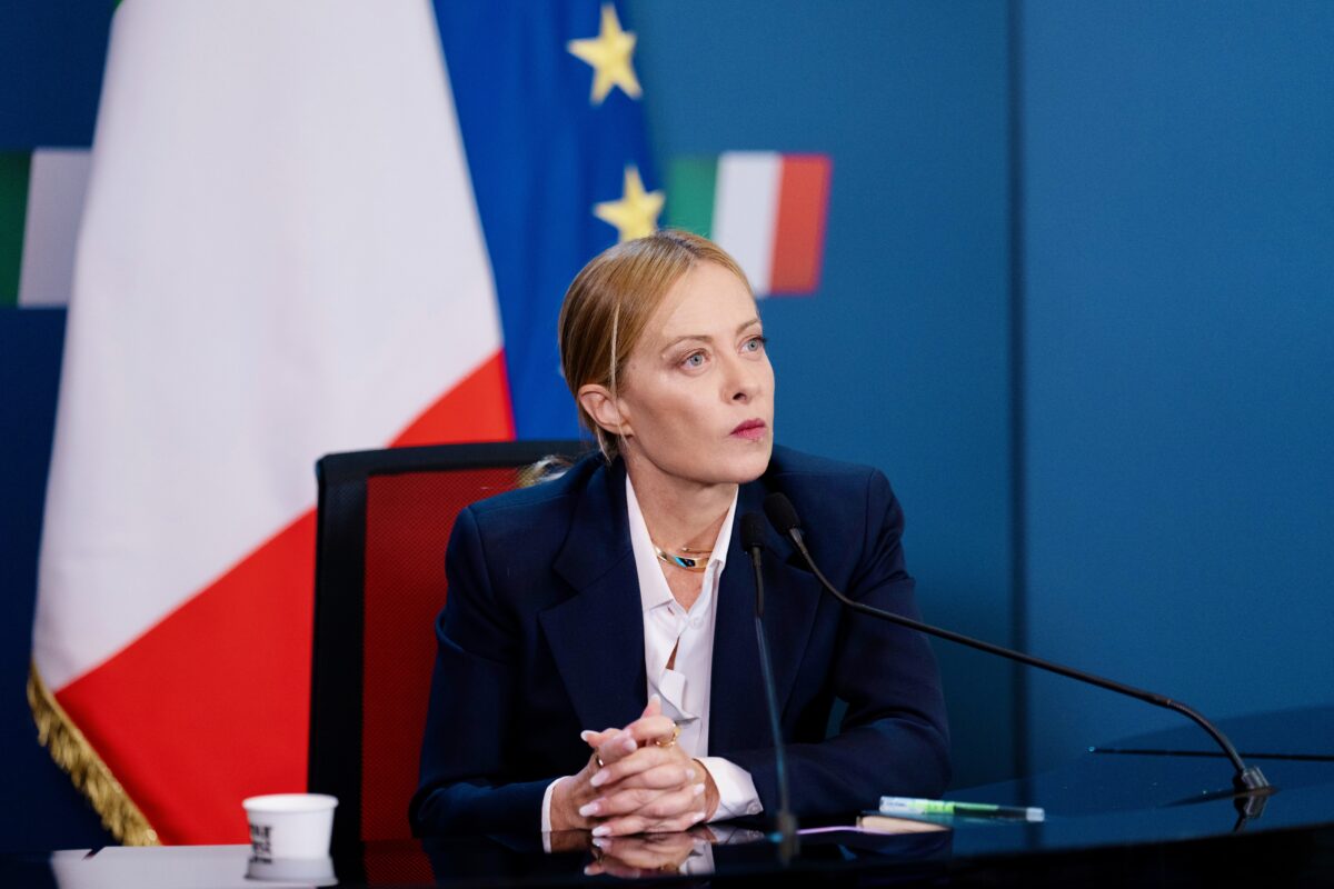 Ucraina, l’Italia non invierà armi a Kiev. Meloni “volenterosa” quanto basta sceglie la strada della prudenza, e il motivo è semplice Ucraina, l’Italia non invierà armi a Kiev. Meloni “volenterosa” quanto basta sceglie la strada della prudenza, e il motivo è semplice