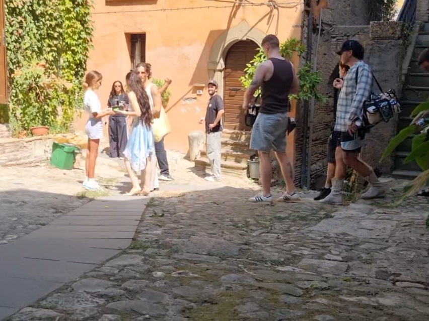 La nuova Hollywood è qui da noi, in Italia: in un borgo romano DOve Cameron gira il suo nuovo videoclip La nuova Hollywood è qui da noi, in Italia: in un borgo romano DOve Cameron gira il suo nuovo videoclip