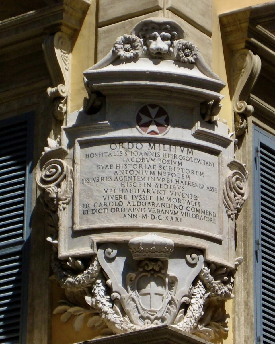 A Roma puoi sfiorare un confine internazionale senza accorgertene, è il Palazzo Magistrale del Sovrano Militare Ordine di Malta