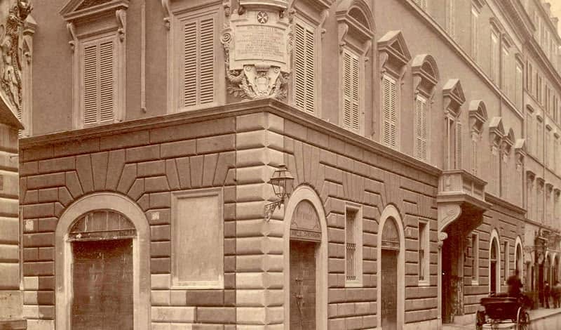 A Roma puoi sfiorare un confine internazionale senza accorgertene, è il Palazzo Magistrale del Sovrano Militare Ordine di Malta