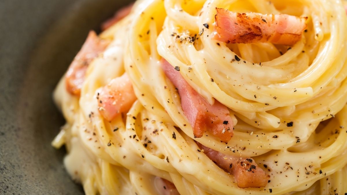 Diffidate dalle imitazioni, la vera carbonara è quella che richiede solo cinque ingredienti fondamentali – VIDEO