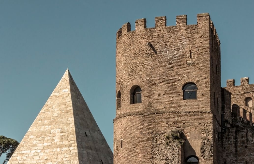 Nuova luce e percorsi accessibili, la Piramide Cestia riapre e torna protagonista della cultura romana Nuova luce e percorsi accessibili, la Piramide Cestia riapre e torna protagonista della cultura romana