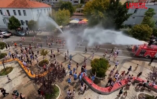 Caldo record in Albania, i pompieri usano gli idranti per rinfrescare la città: scatta la festa- VIDEO Caldo record in Albania, i pompieri usano gli idranti per rinfrescare la città: scatta la festa- VIDEO