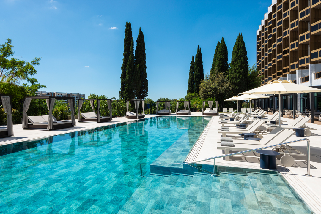 Che ne dite di un tuffo a due passi dal centro? Il Barceló Roma apre la piscina alla città Che ne dite di un tuffo a due passi dal centro? Il Barceló Roma apre la piscina alla città