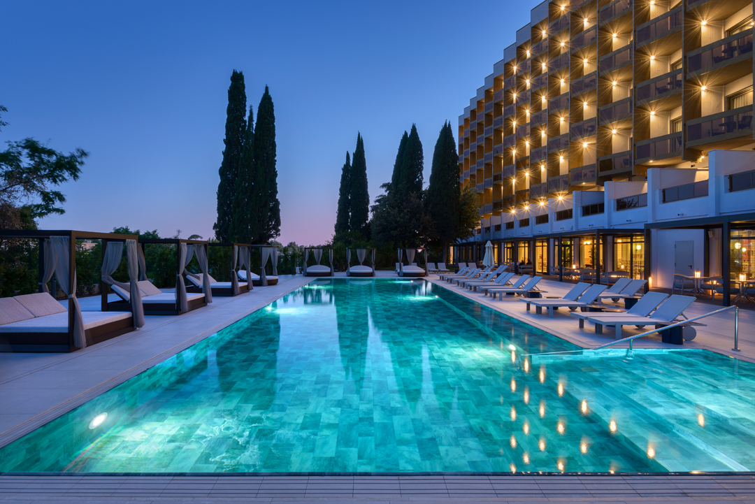 Che ne dite di un tuffo a due passi dal centro? Il Barceló Roma apre la piscina alla città Che ne dite di un tuffo a due passi dal centro? Il Barceló Roma apre la piscina alla città