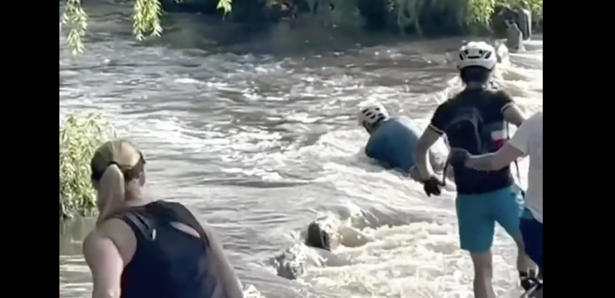 Arizona, attraversa in bici un ponte allagato: la corrente la trascina sott’acqua per 30 metri – VIDEO Arizona, attraversa in bici un ponte allagato: la corrente la trascina sott’acqua per 30 metri – VIDEO