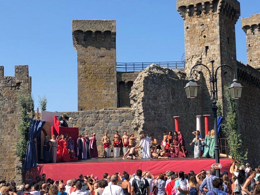 Bolsena, ritorno al Medioevo: tre giorni di duelli, costumi e sapori dell’epoca per ricostruire l’assedio del 1328 Bolsena, ritorno al Medioevo: tre giorni di duelli, costumi e sapori dell’epoca per ricostruire l’assedio del 1328